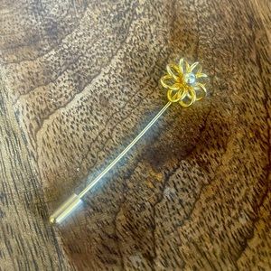Vintage Avon gold swirl flower stick pin brooch